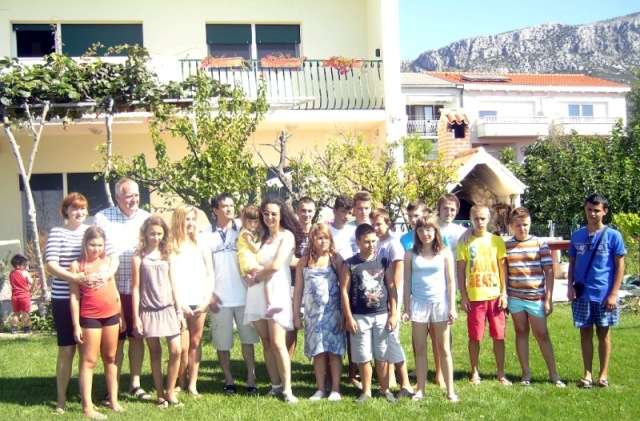 Kaštel Kambelovac, kolovoz 2014. godine. Ekipa s Plehana u društvu g. Berketa i njegove obitelji ispred njihove obiteljske kuće vveća.jpg